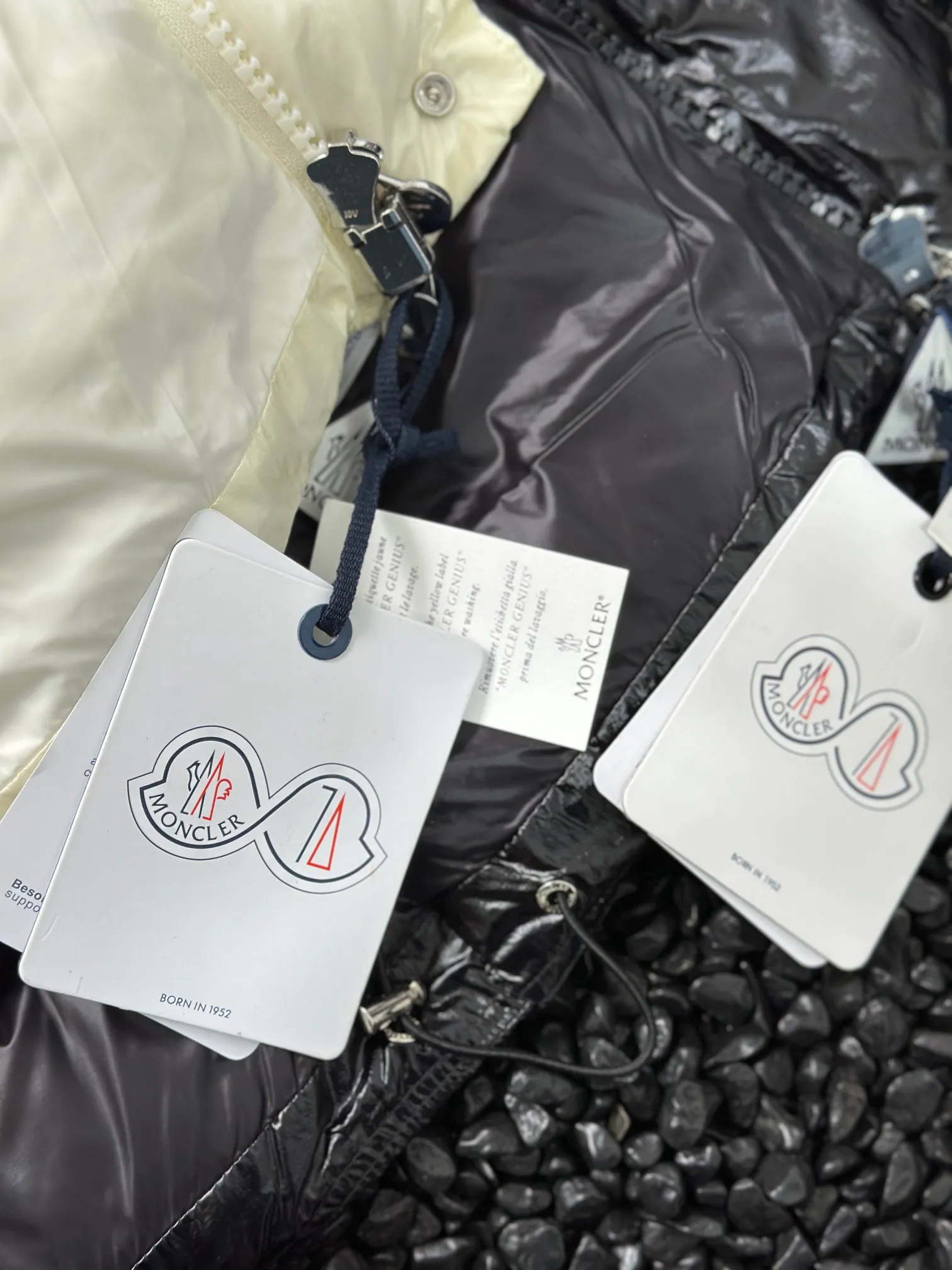 P390 Moncler/ 2026 70 、 。 DNA ， ， 。 Classic ， 、 。 Classic 70 。 Quality， 90 ，Premium Quality ， ，Black ！ Sizes M-3XL